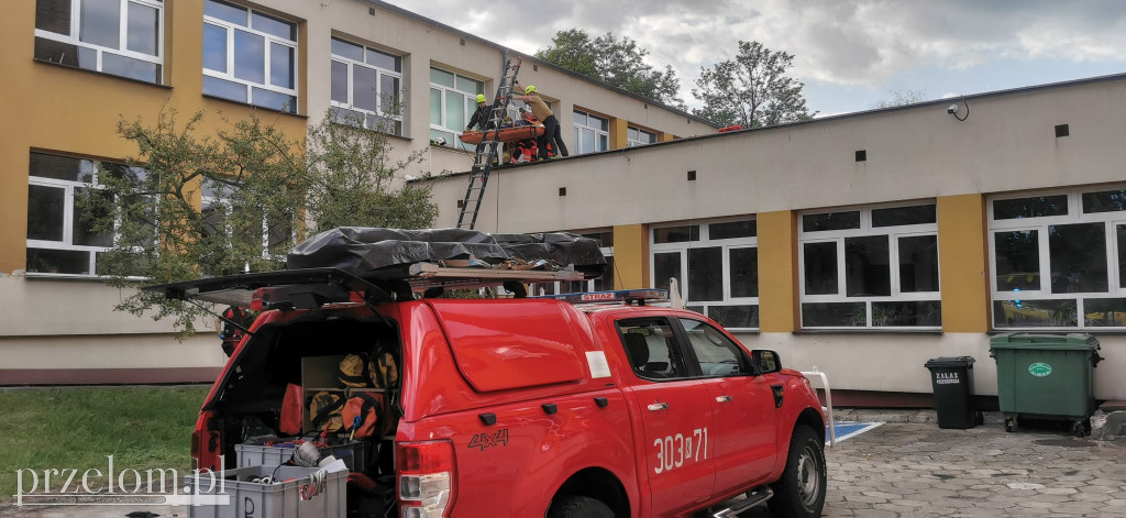 Nastolatek spadł z dachu w Zalasiu