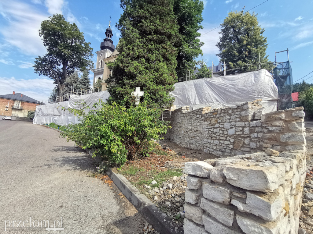 Remont zabytkowego muru i dzwonnicy w Babicach