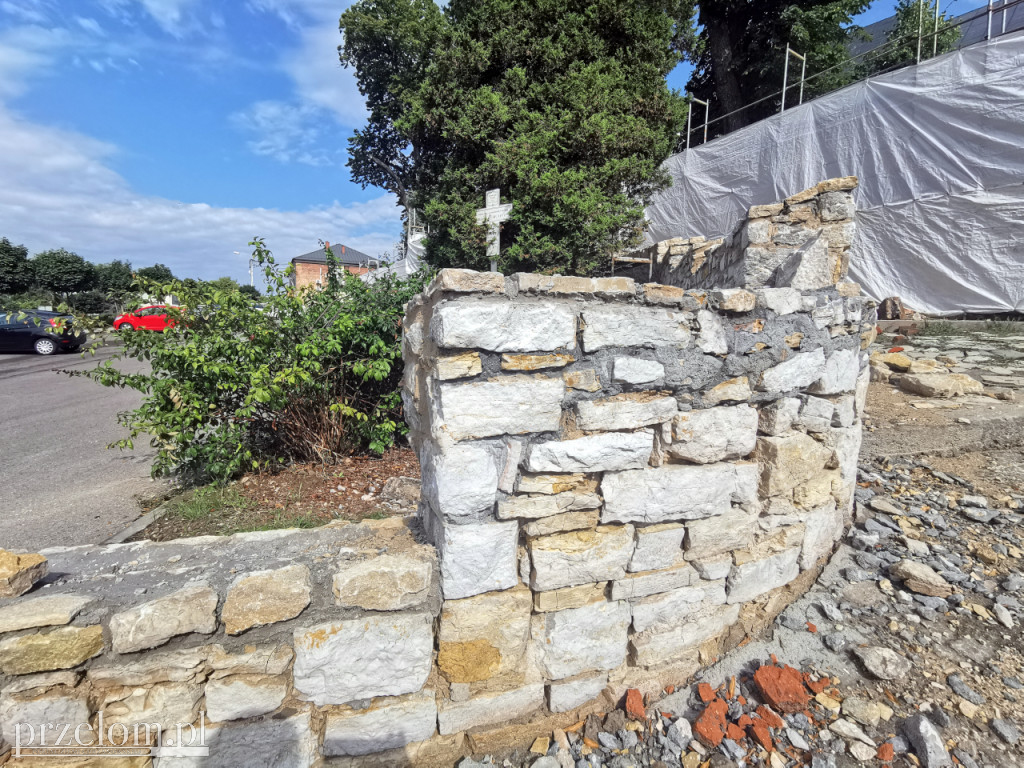 Remont zabytkowego muru i dzwonnicy w Babicach