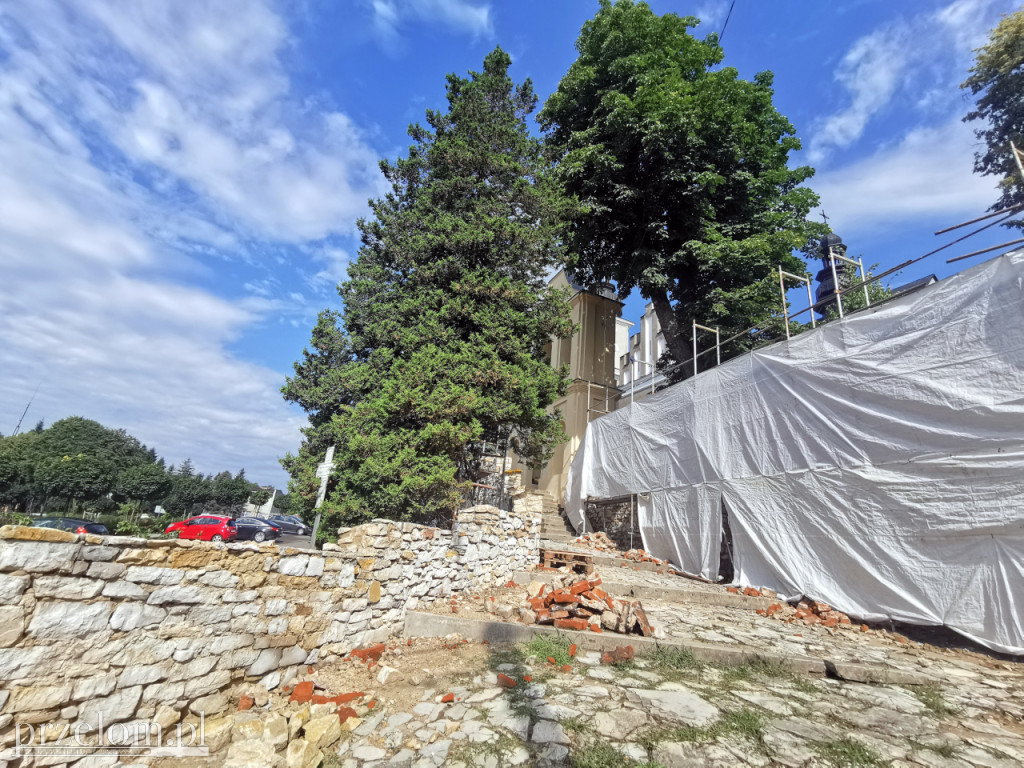 Remont zabytkowego muru i dzwonnicy w Babicach