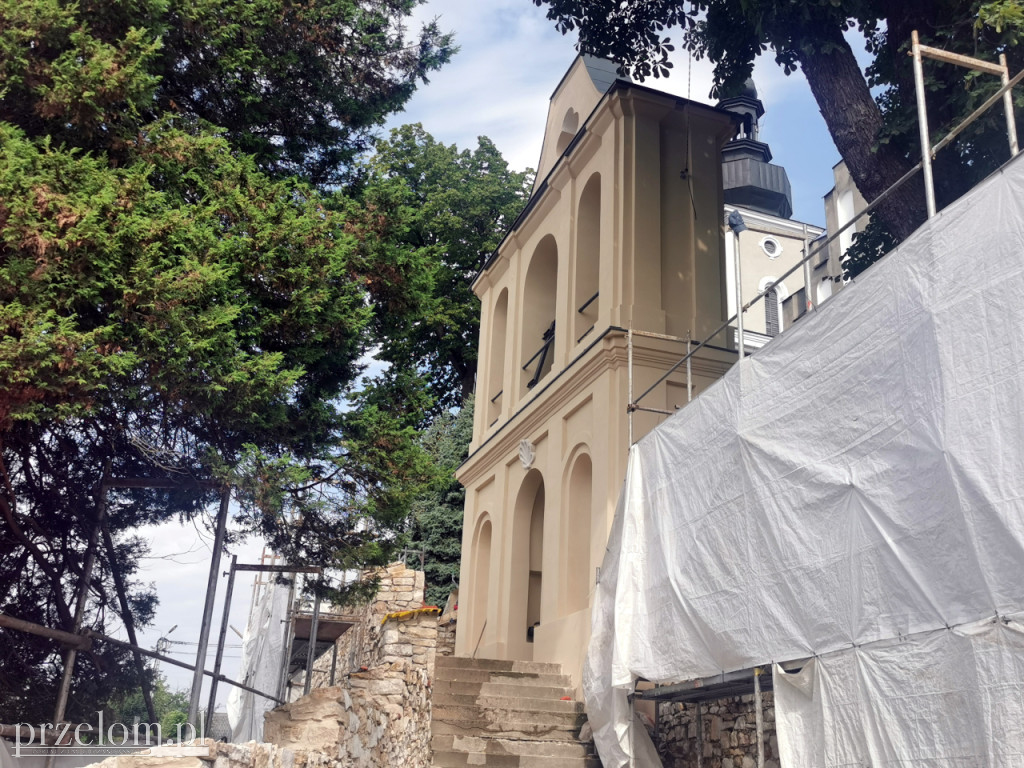 Remont zabytkowego muru i dzwonnicy w Babicach