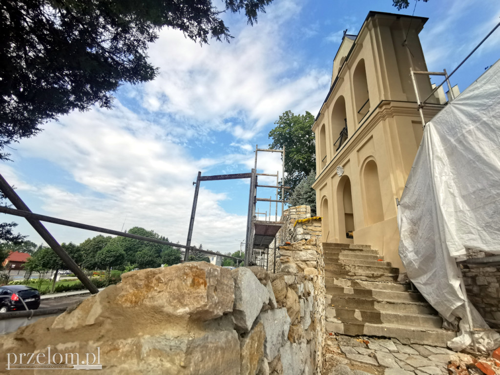 Remont zabytkowego muru i dzwonnicy w Babicach