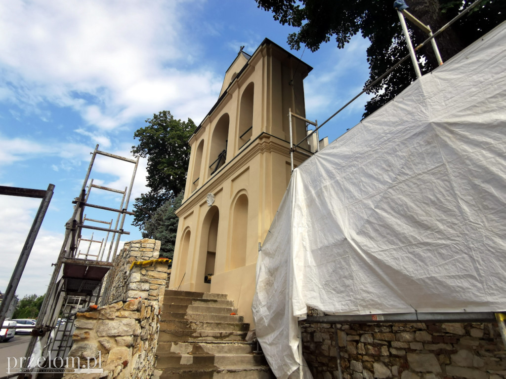 Remont zabytkowego muru i dzwonnicy w Babicach