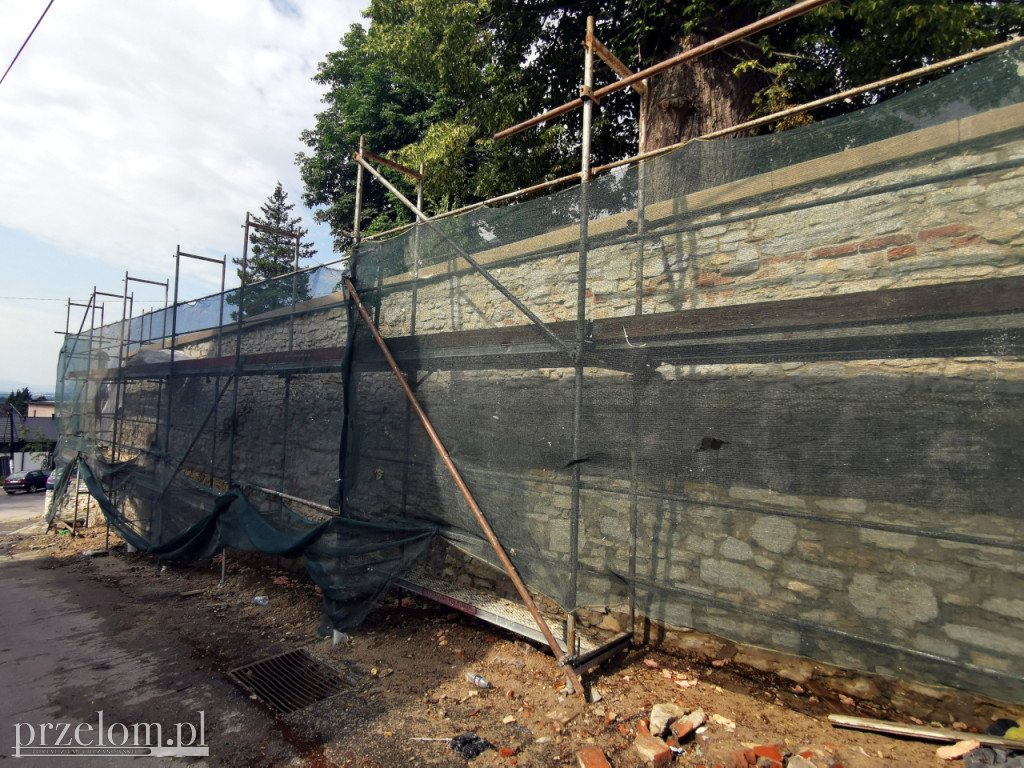 Remont zabytkowego muru i dzwonnicy w Babicach