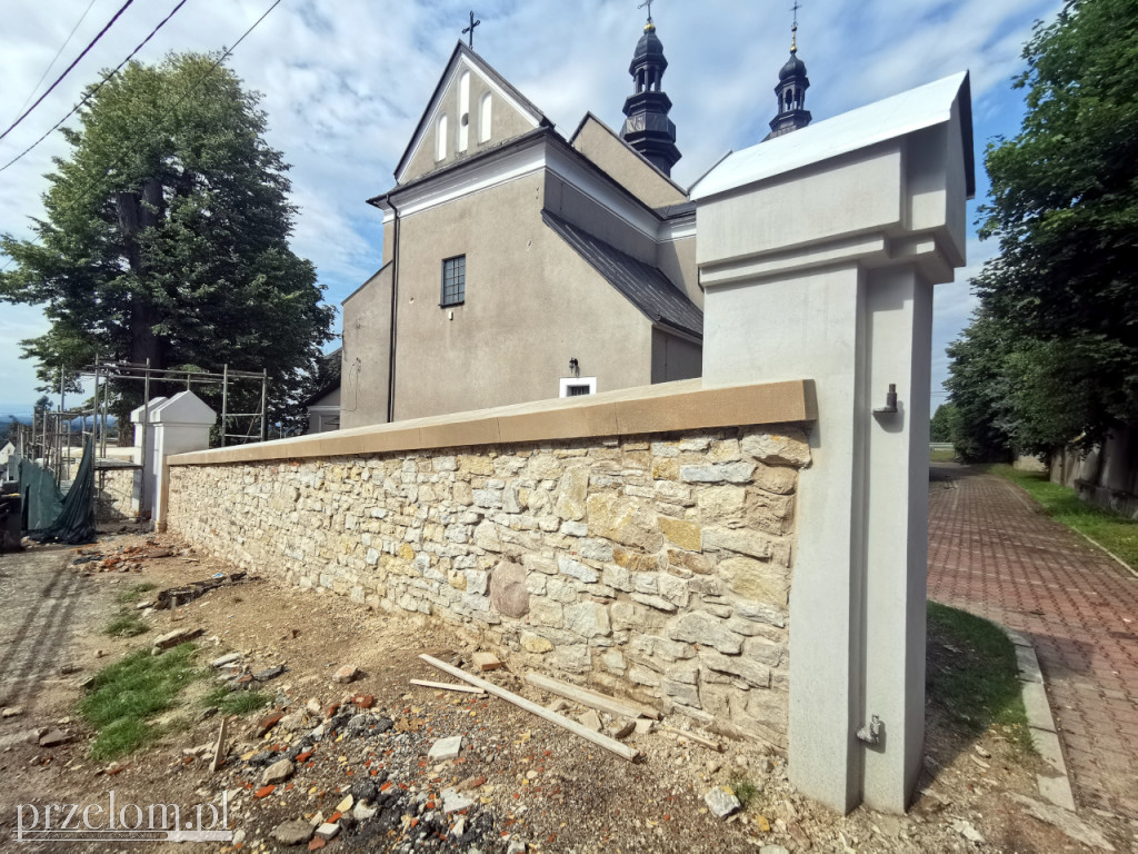Remont zabytkowego muru i dzwonnicy w Babicach