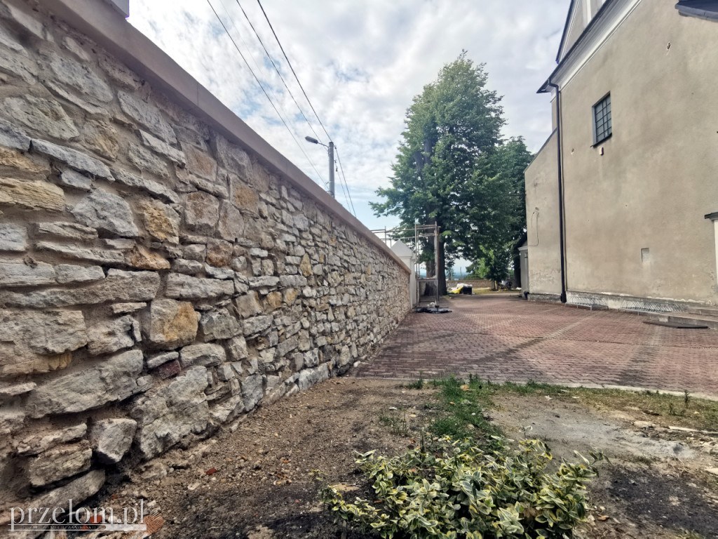 Remont zabytkowego muru i dzwonnicy w Babicach