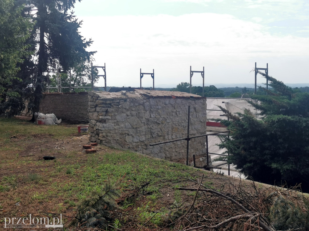 Remont zabytkowego muru i dzwonnicy w Babicach