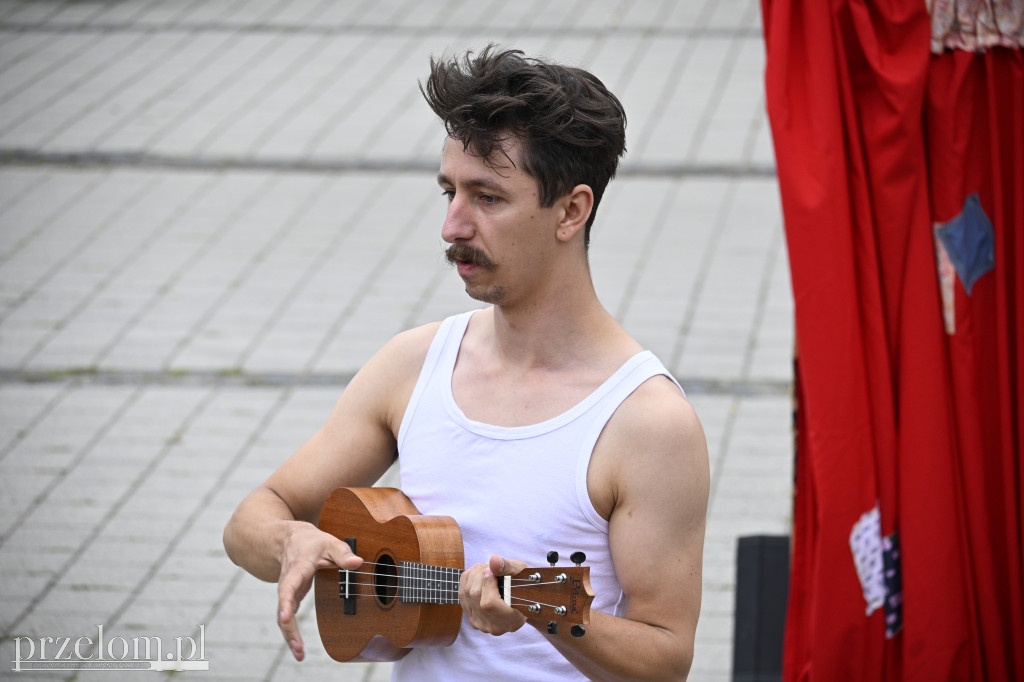 „Oto on!” – uliczny spektakl familijny w nurcie Nowego Cyrku - 03.08.2025