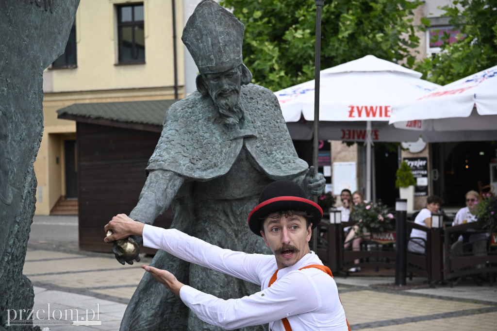 „Oto on!” – uliczny spektakl familijny w nurcie Nowego Cyrku - 03.08.2025
