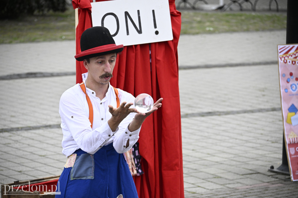 „Oto on!” – uliczny spektakl familijny w nurcie Nowego Cyrku - 03.08.2025