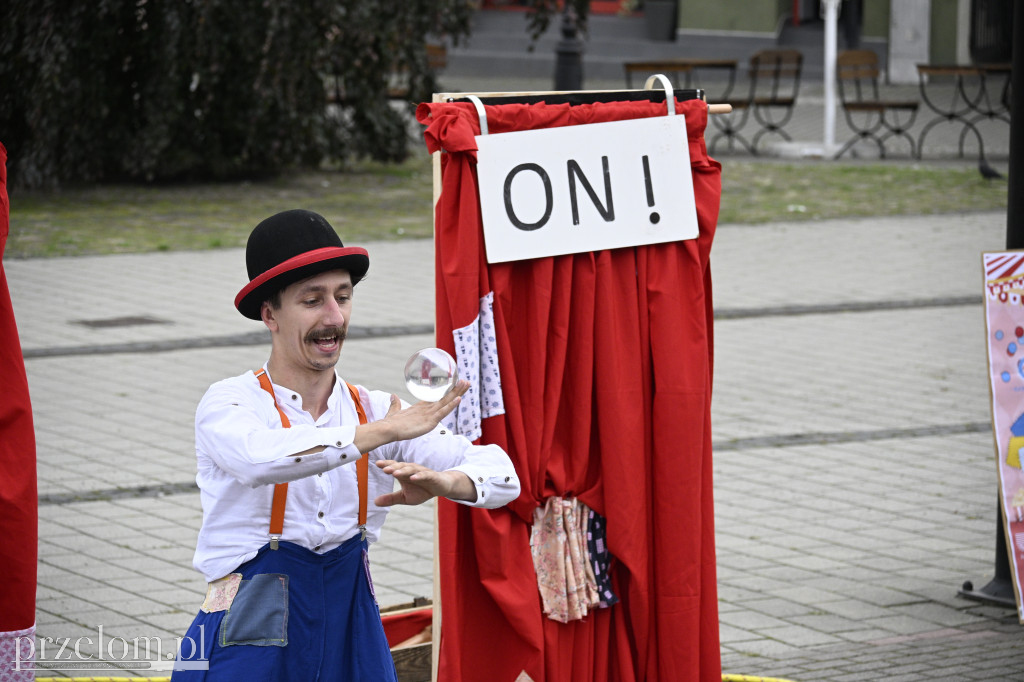 „Oto on!” – uliczny spektakl familijny w nurcie Nowego Cyrku - 03.08.2025