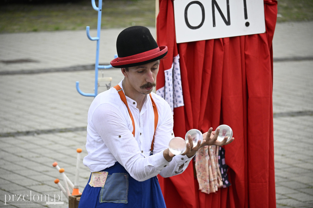 „Oto on!” – uliczny spektakl familijny w nurcie Nowego Cyrku - 03.08.2025