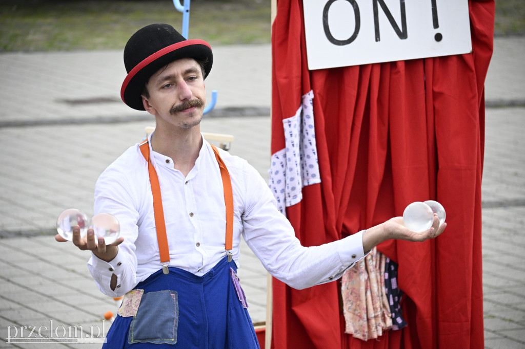 „Oto on!” – uliczny spektakl familijny w nurcie Nowego Cyrku - 03.08.2025