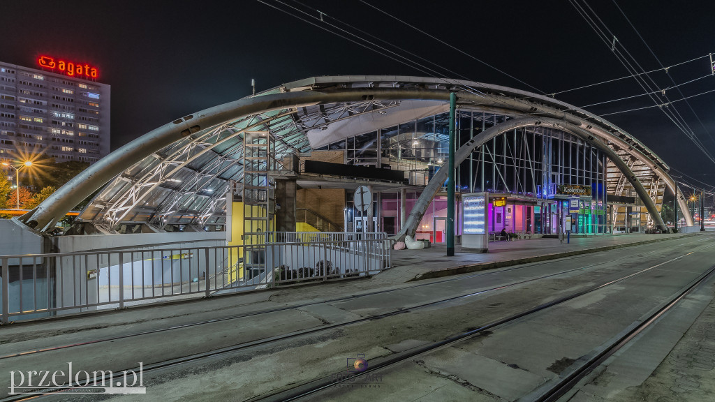 Nocne oblicze architektury. Kadry Artura Sarny