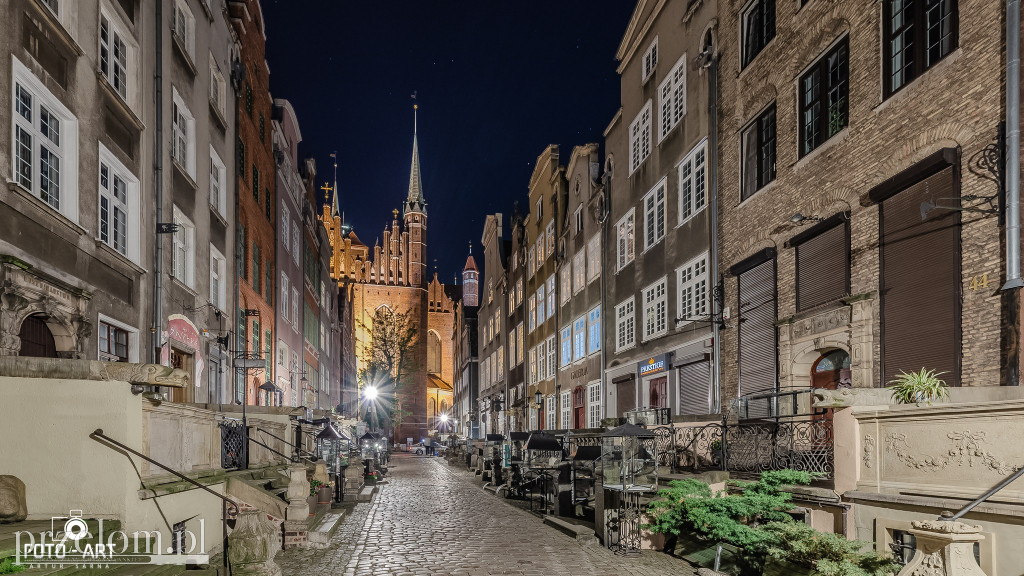 Nocne oblicze architektury. Kadry Artura Sarny