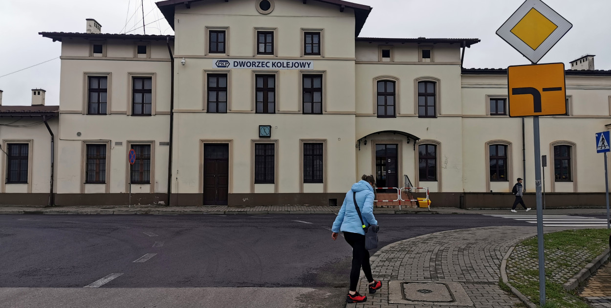 Budynki dworców kolejowych w Trzebini i Dulowej