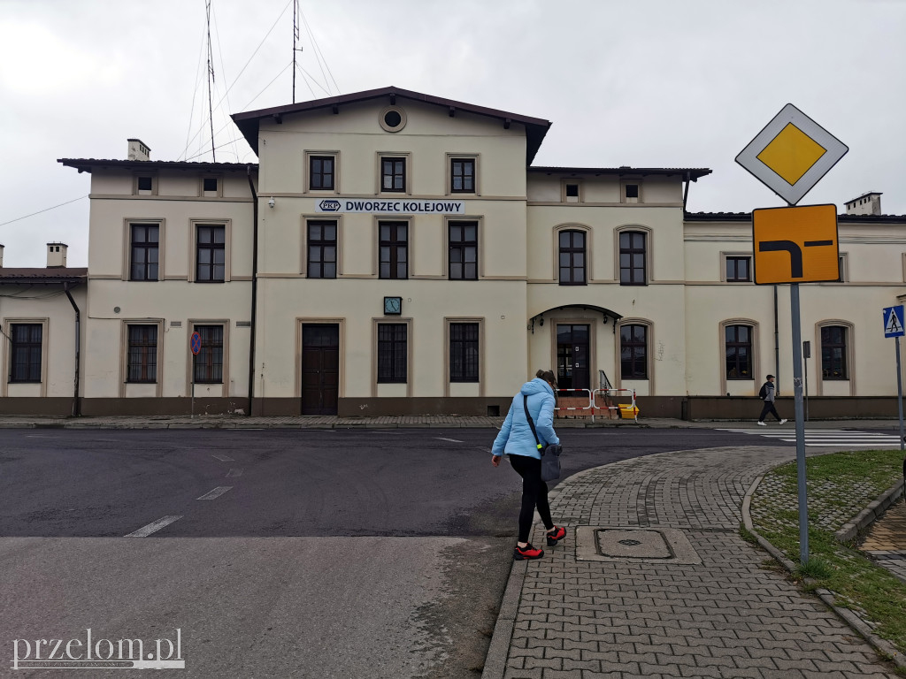 Budynki dworców kolejowych w Trzebini i Dulowej
