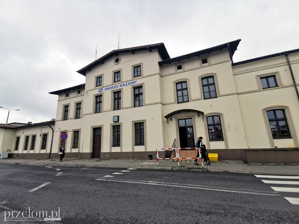 Budynki dworców kolejowych w Trzebini i Dulowej