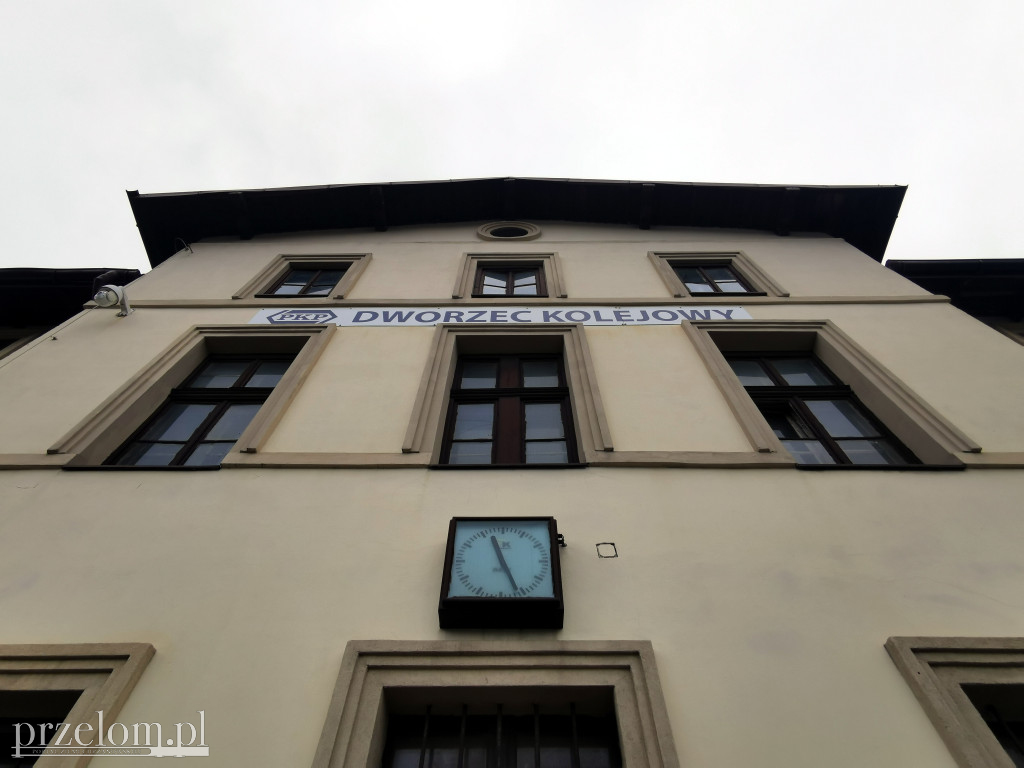 Budynki dworców kolejowych w Trzebini i Dulowej