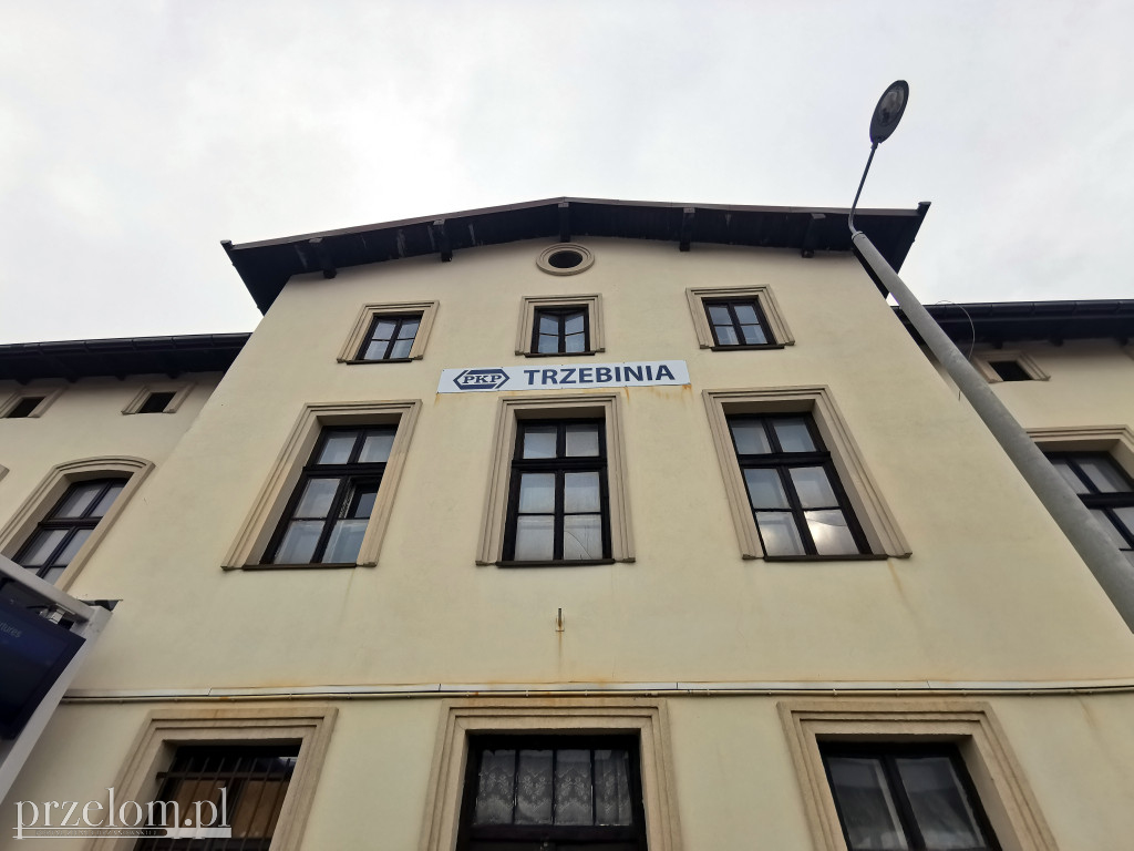 Budynki dworców kolejowych w Trzebini i Dulowej