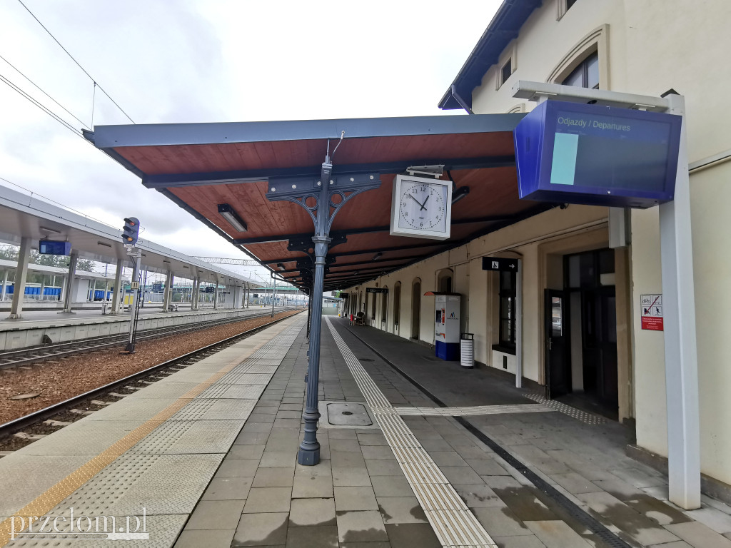 Budynki dworców kolejowych w Trzebini i Dulowej