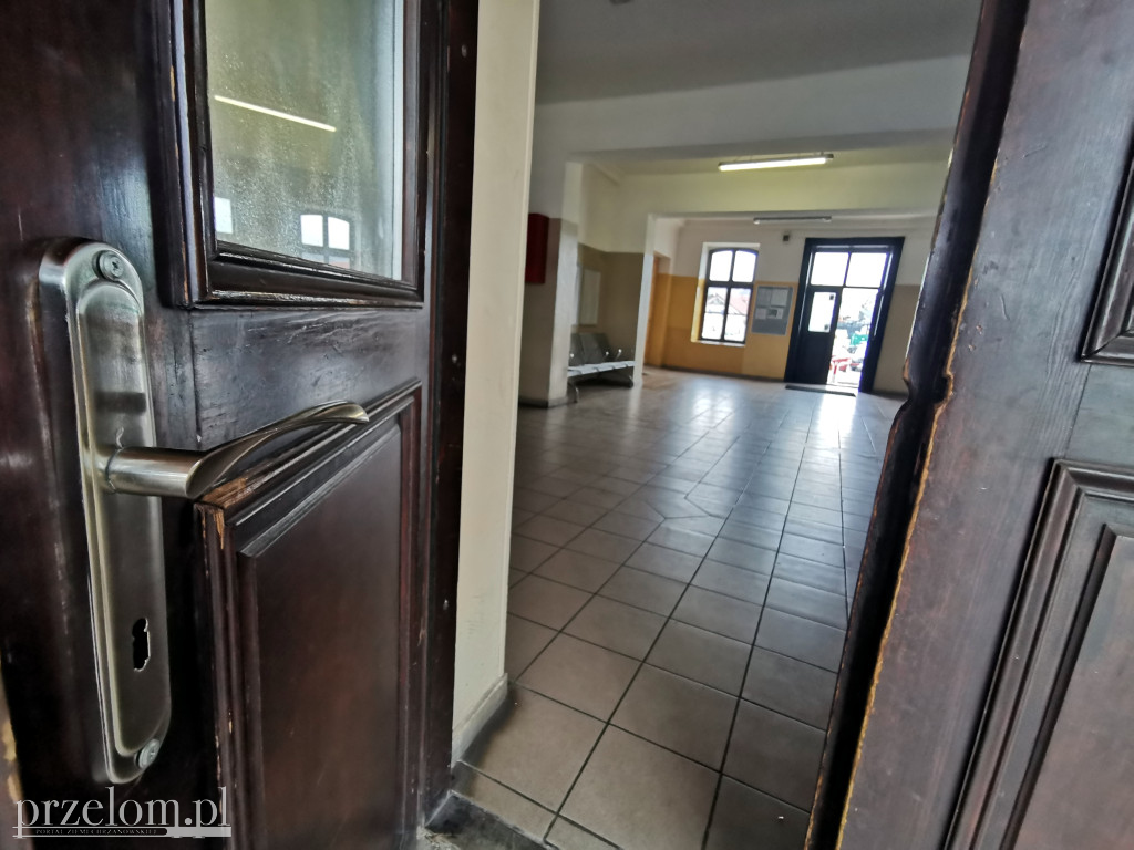 Budynki dworców kolejowych w Trzebini i Dulowej