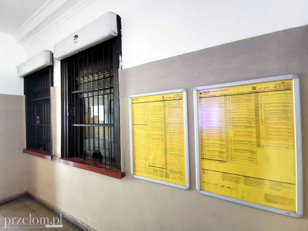 Budynki dworców kolejowych w Trzebini i Dulowej