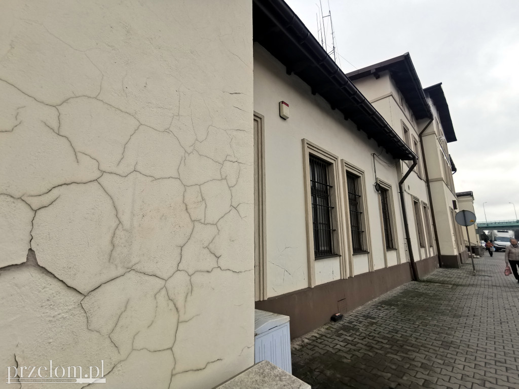 Budynki dworców kolejowych w Trzebini i Dulowej