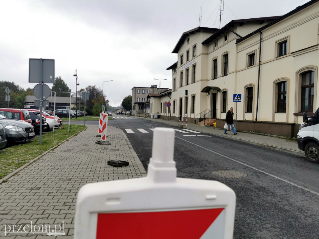 Budynki dworców kolejowych w Trzebini i Dulowej