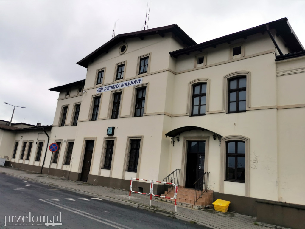 Budynki dworców kolejowych w Trzebini i Dulowej