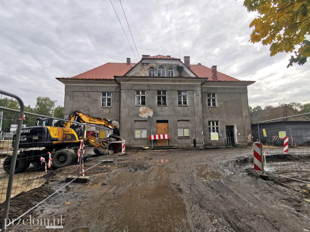 Budynki dworców kolejowych w Trzebini i Dulowej
