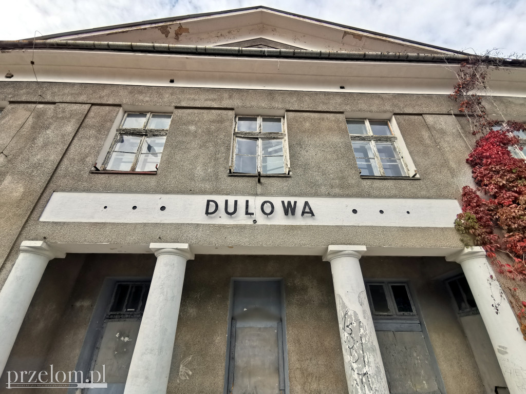 Budynki dworców kolejowych w Trzebini i Dulowej