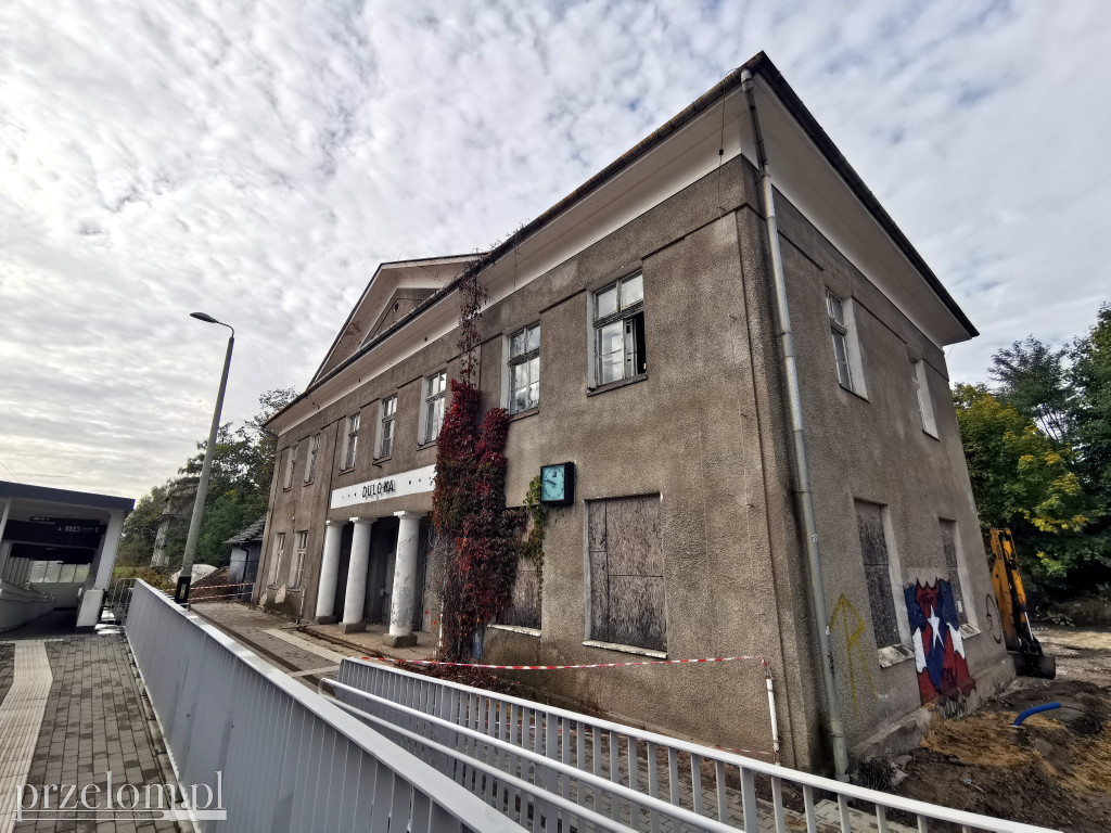 Budynki dworców kolejowych w Trzebini i Dulowej