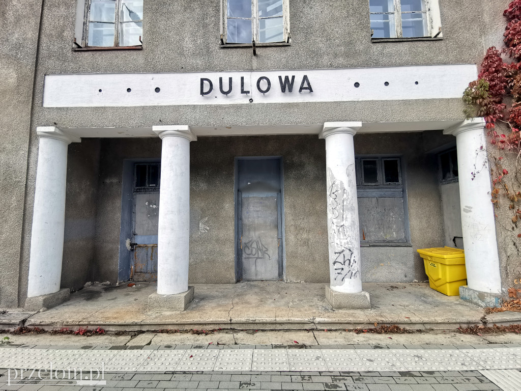 Budynki dworców kolejowych w Trzebini i Dulowej