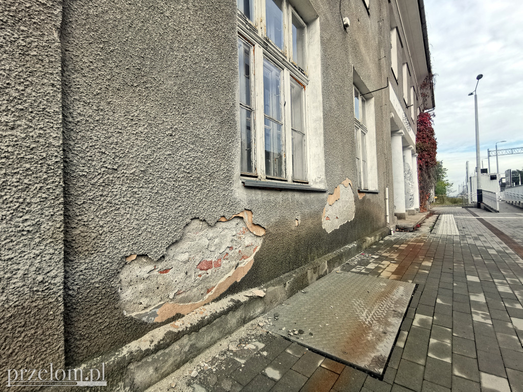 Budynki dworców kolejowych w Trzebini i Dulowej