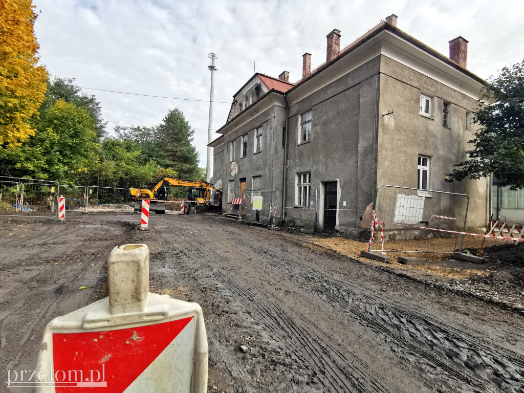 Budynki dworców kolejowych w Trzebini i Dulowej