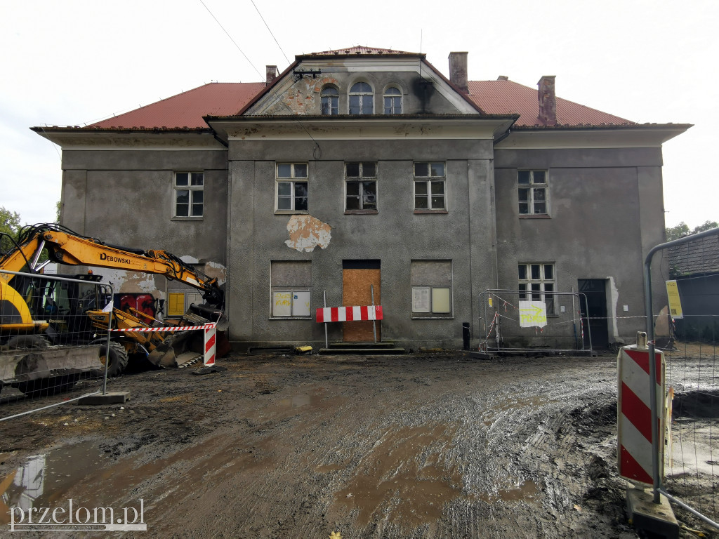 Budynki dworców kolejowych w Trzebini i Dulowej