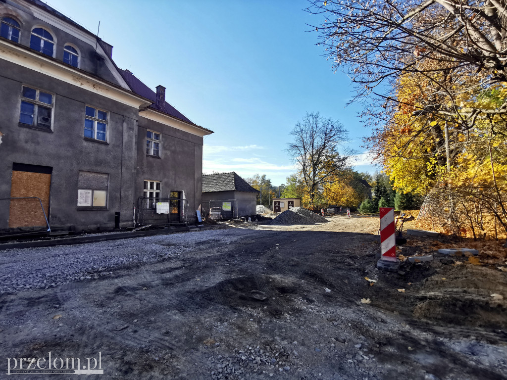 Budowa nowego parkingu koło przystanku PKP w Dulowej