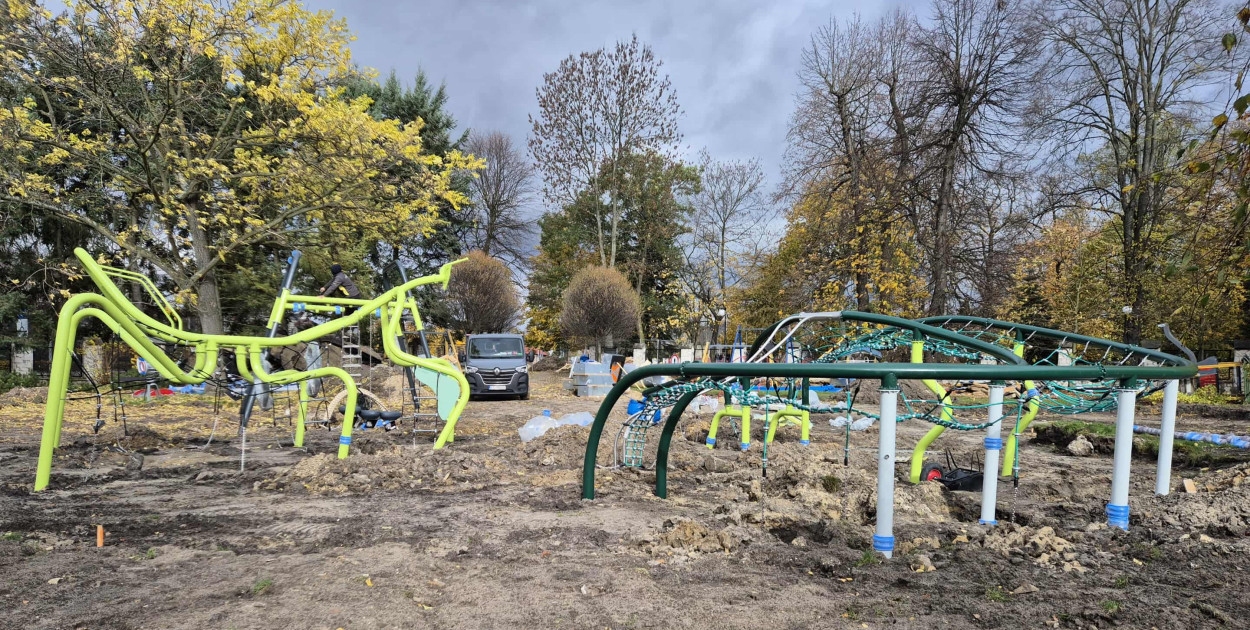 Trwa modernizacja placu zabaw w parku w Chrzanowie