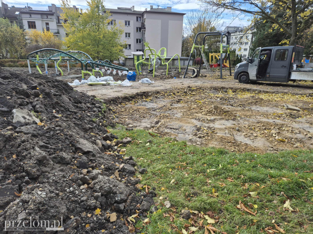 Trwa modernizacja placu zabaw w parku w Chrzanowie