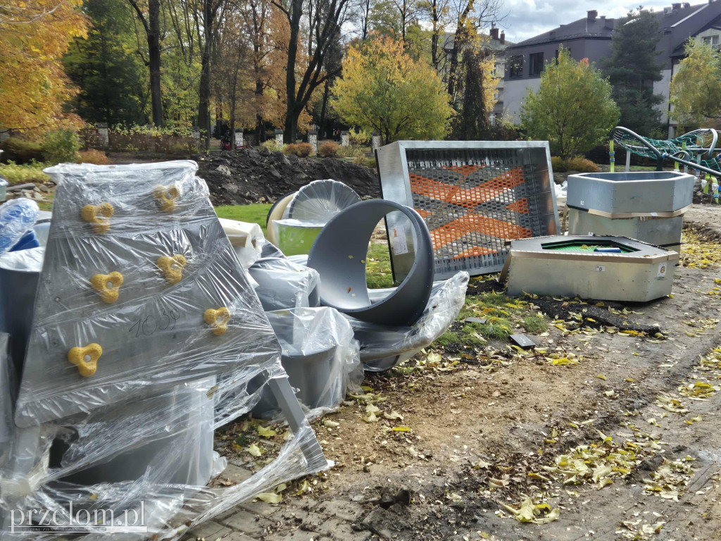 Trwa modernizacja placu zabaw w parku w Chrzanowie