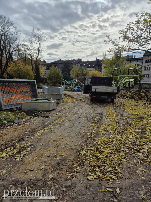 Trwa modernizacja placu zabaw w parku w Chrzanowie