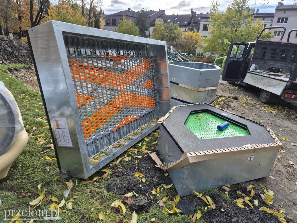 Trwa modernizacja placu zabaw w parku w Chrzanowie