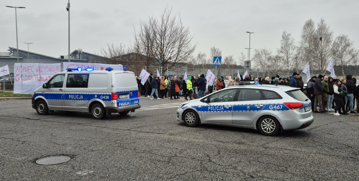 Strajkujący pracownicy Valeo blokują drogę21.11.25
