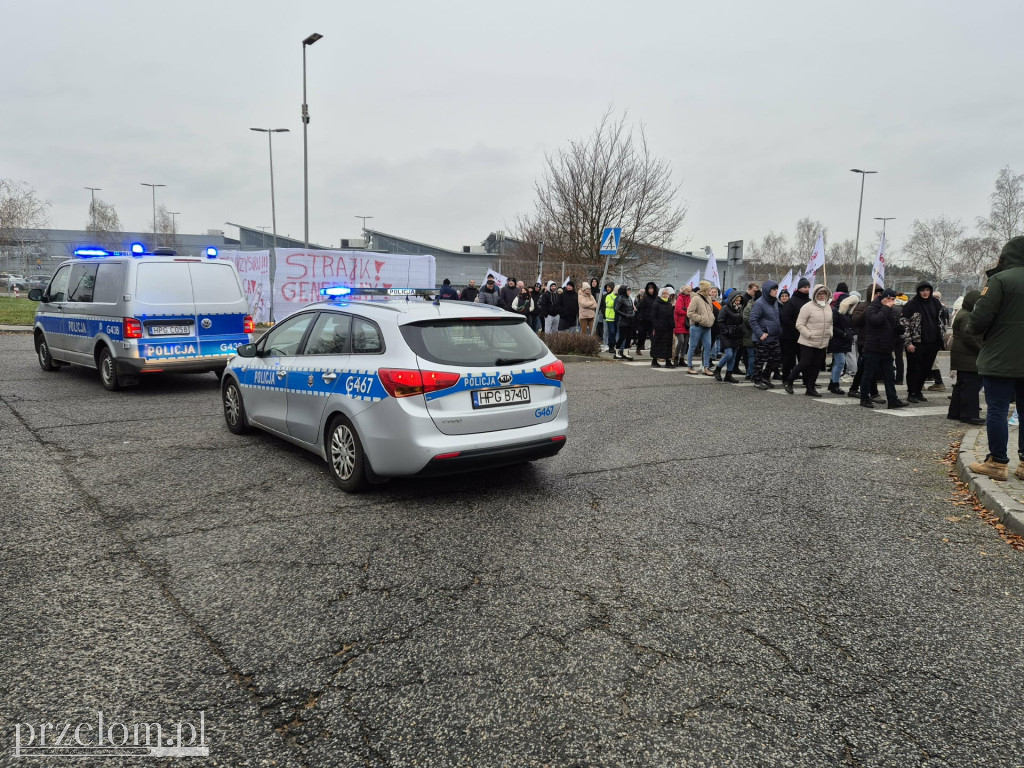 Strajkujący pracownicy Valeo blokują drogę21.11.25
