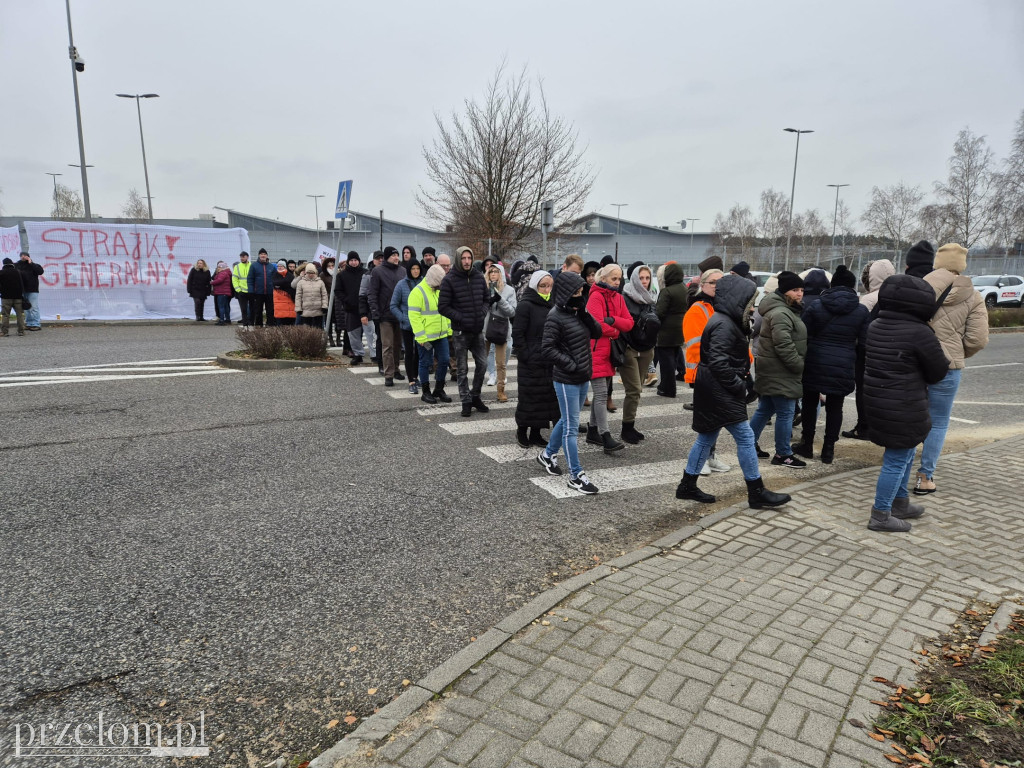 Strajkujący pracownicy Valeo blokują drogę21.11.25