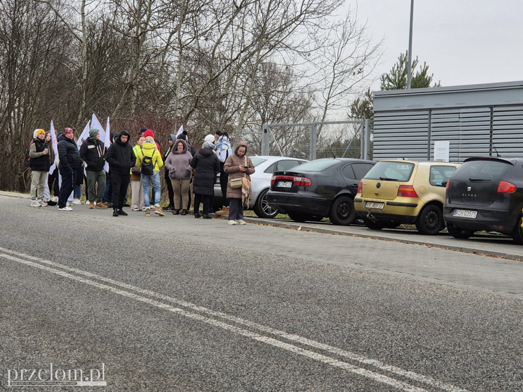 Strajkujący pracownicy Valeo blokują drogę21.11.25
