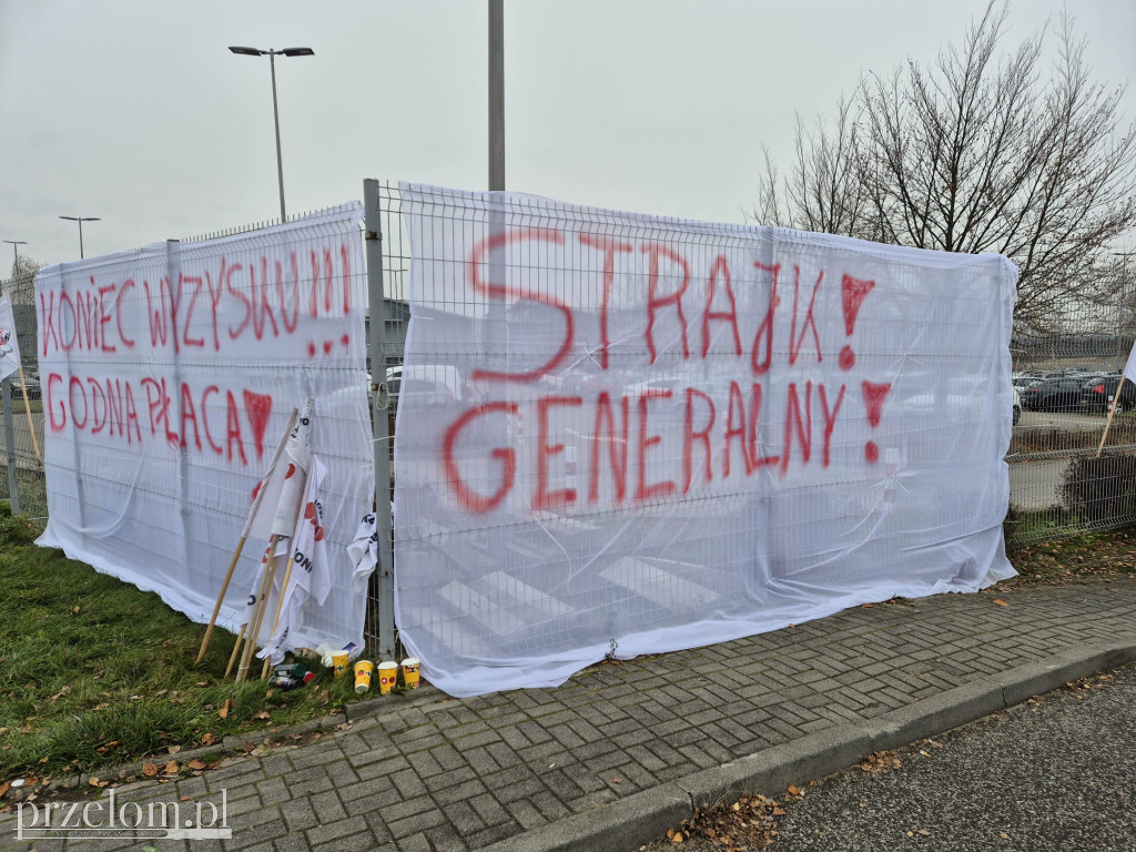 Strajkujący pracownicy Valeo blokują drogę21.11.25