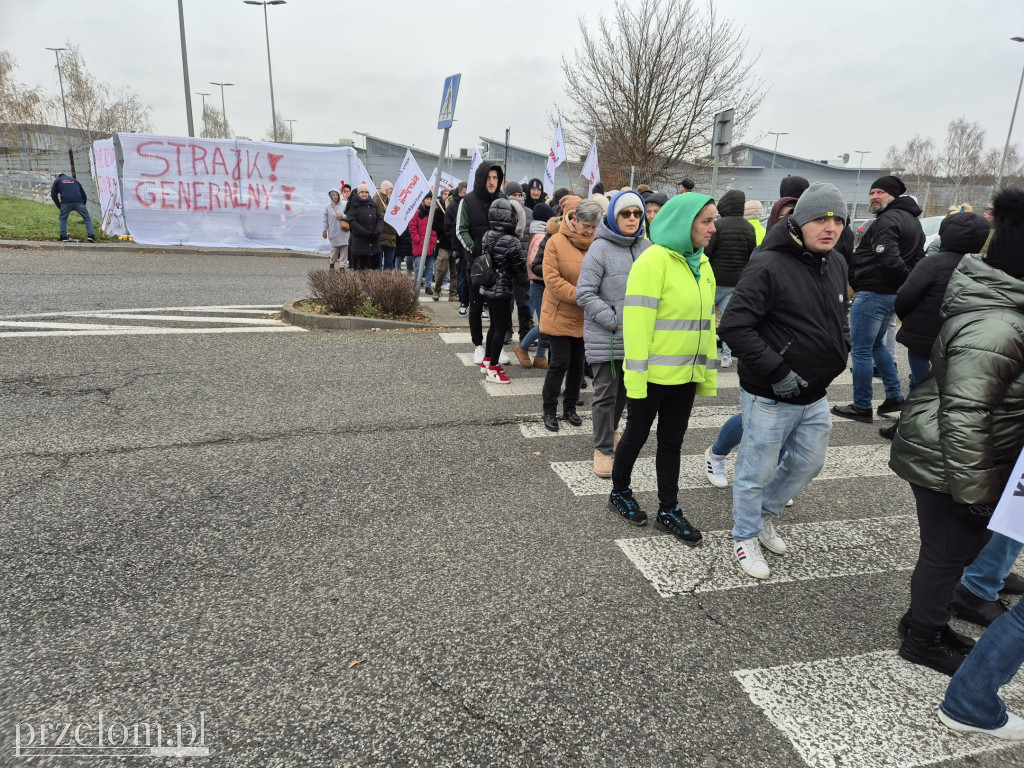 Strajkujący pracownicy Valeo blokują drogę21.11.25