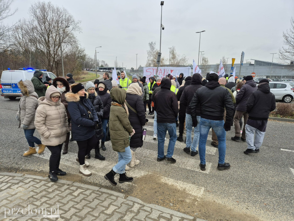 Strajkujący pracownicy Valeo blokują drogę21.11.25